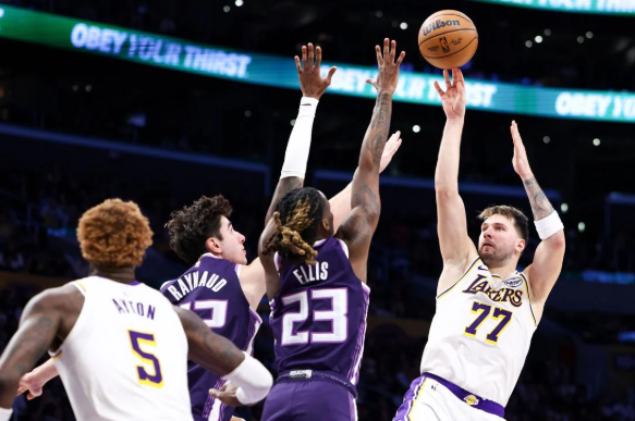 lebron-doncic-bawa-lakers-menang-atas-kings